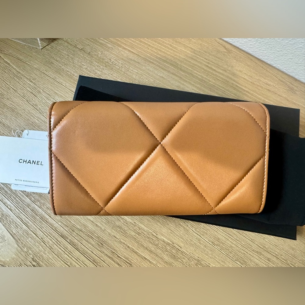 RARE CHANEL New Microchipped Chanel 19 wallet Caramel - Picture 2 of 6